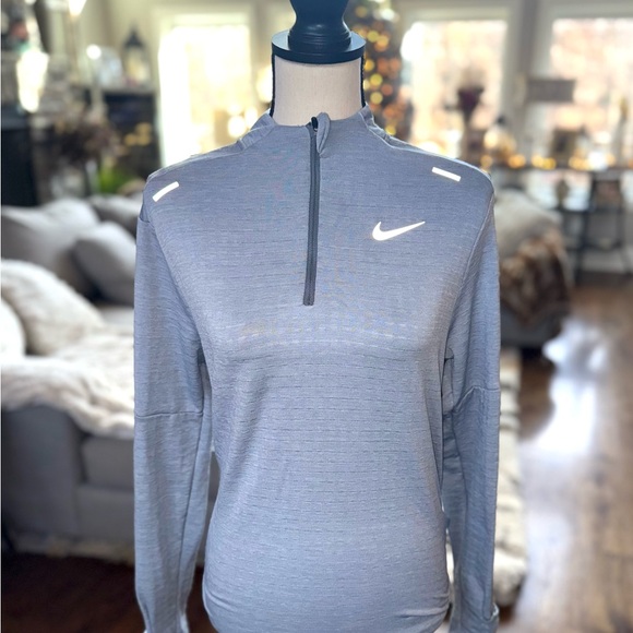 NIKE Small Women’s Light Gray Therma-Fit Pullover - Picture 2 of 5